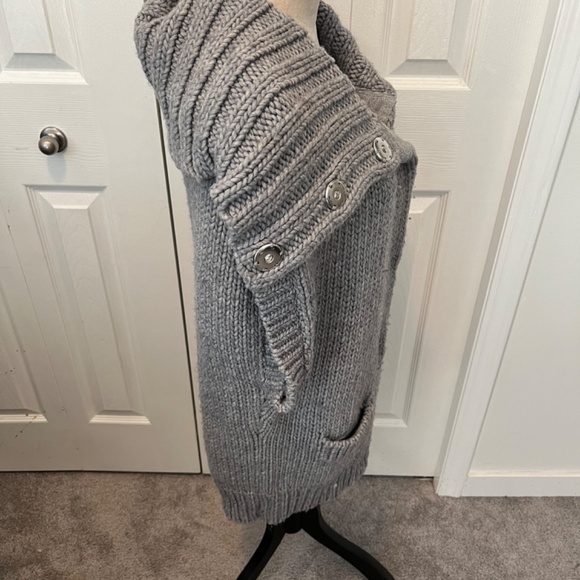 French Connection size M sweater - Picture 12 of 15